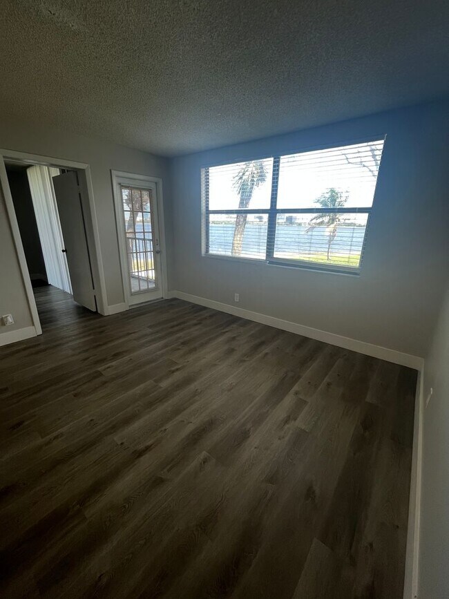 Building Photo - ONE BEDROOM ONE BATHROOM!! With LAKEVIEW!