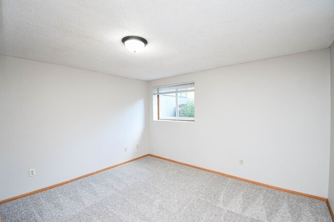 Building Photo - 705 N Montgomery Ct