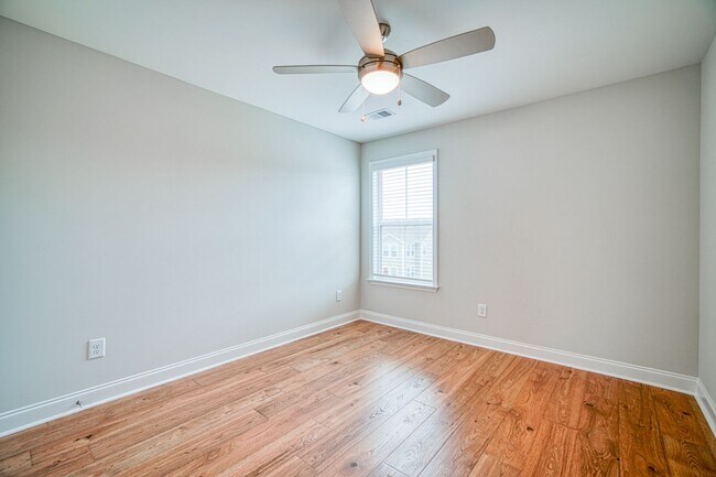 Building Photo - Gorgeous 4 BR, 3 BA Home With Easy Access ...