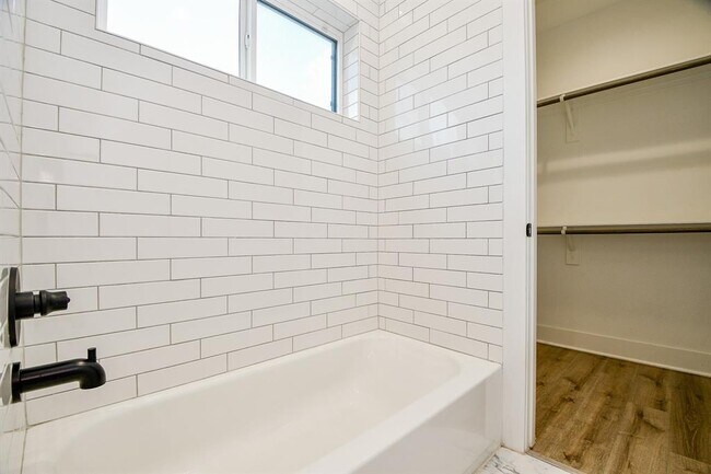 Building Photo - 2404 Hadley St