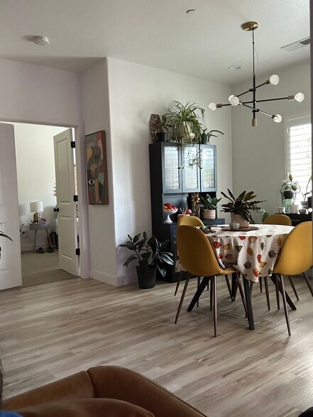 Building Photo - 1833 Dry Creek Ct