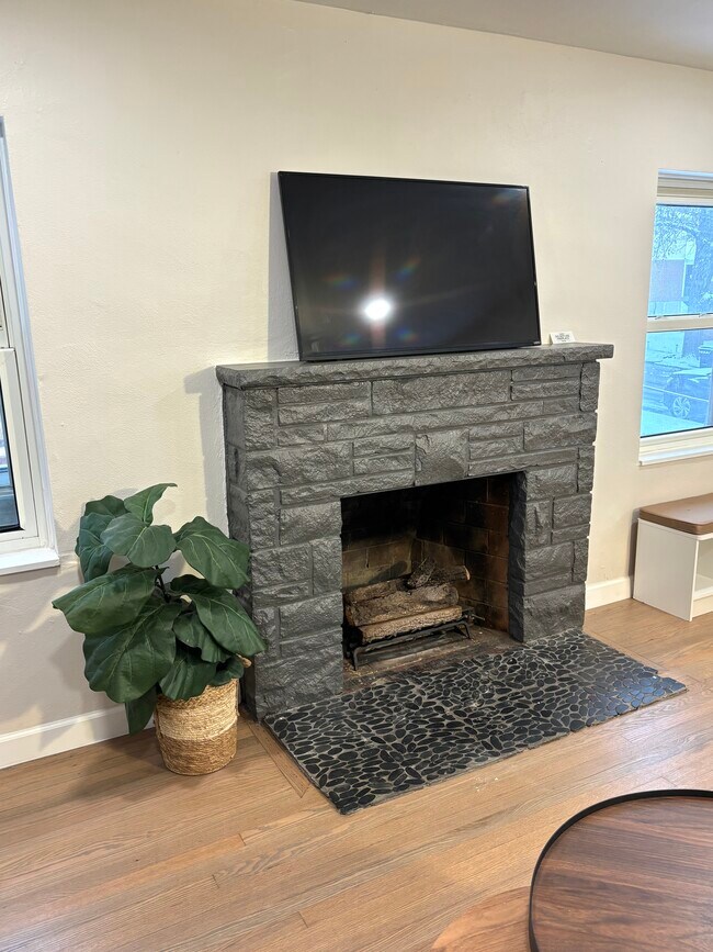 Building Photo - 5025 Lenox Ave