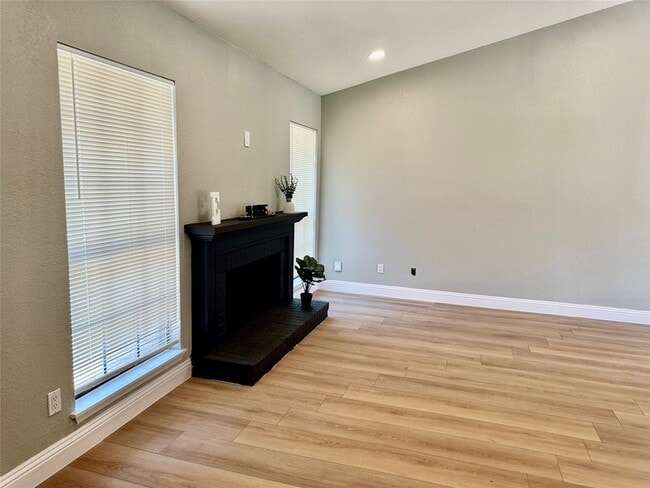 Building Photo - 4428 San Fernando Ln