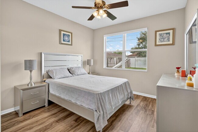 Building Photo - 1971 SW Breezeway St