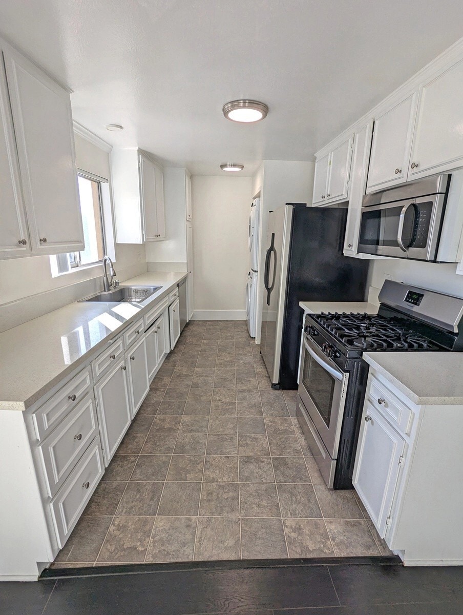 Building Photo - 1335 S Carmelina Ave