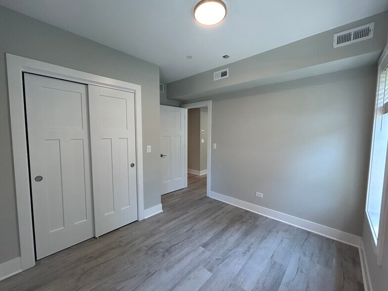 Building Photo - 1131 Oak Ave