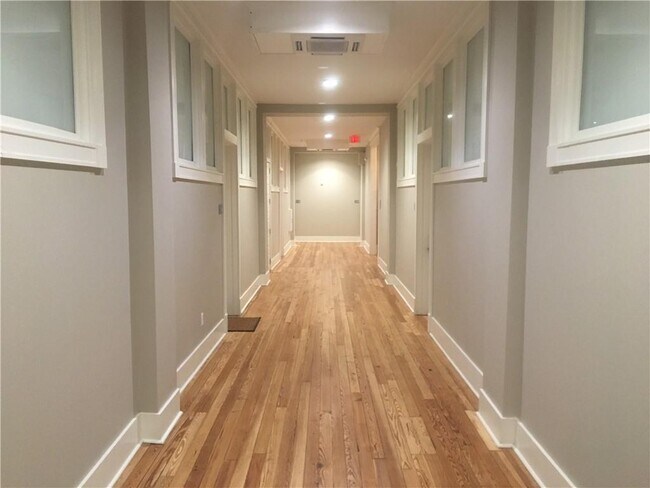 Building Photo - 100 N Royal St