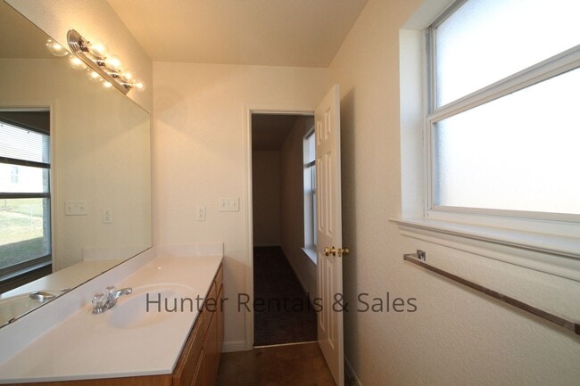 Building Photo - Cove Three-Bedroom!