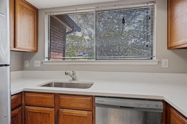 Building Photo - 13357 Water Oak Ln