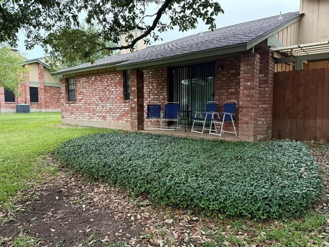 Building Photo - 907 E Meadowmere Ln