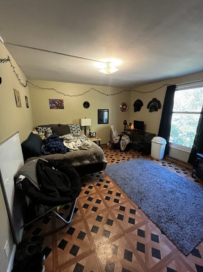 Building Photo - Huge 6 Bed 2 Bath close to UWEC
