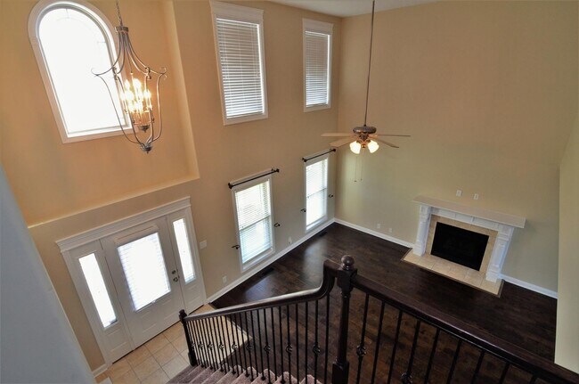 Building Photo - 4 bed 3 ba home...country view backyard