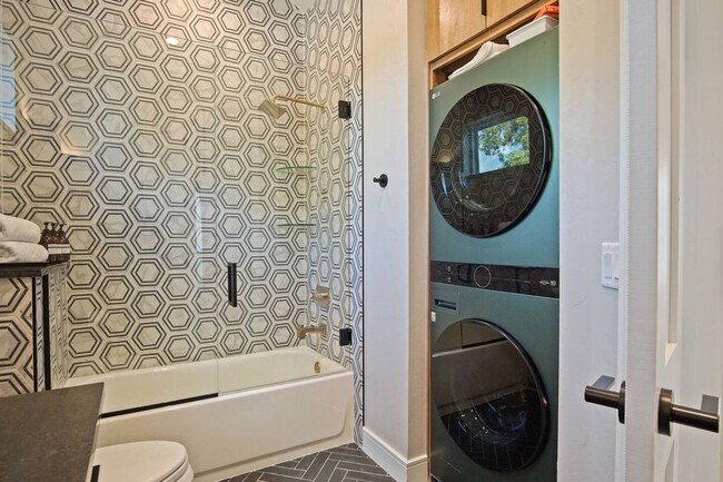 Building Photo - 225 W 1st St