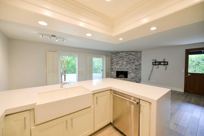 Building Photo - Fully Remodeled unit in the beautiful gate...