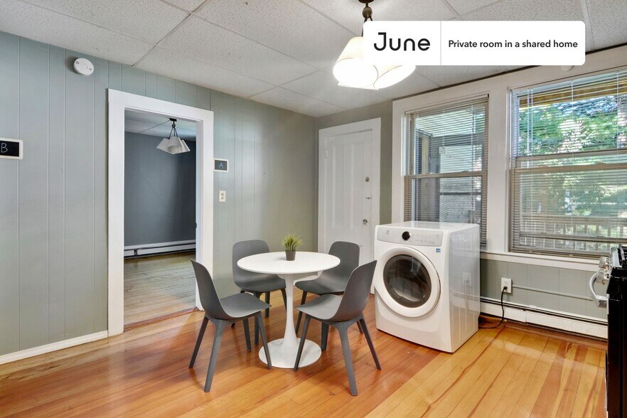 Building Photo - Room in Shared 4 bed/1 bath home in Polish Triangle