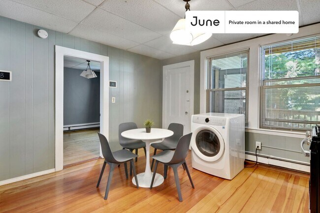 Building Photo - Room in Shared 4 bed/1 bath home