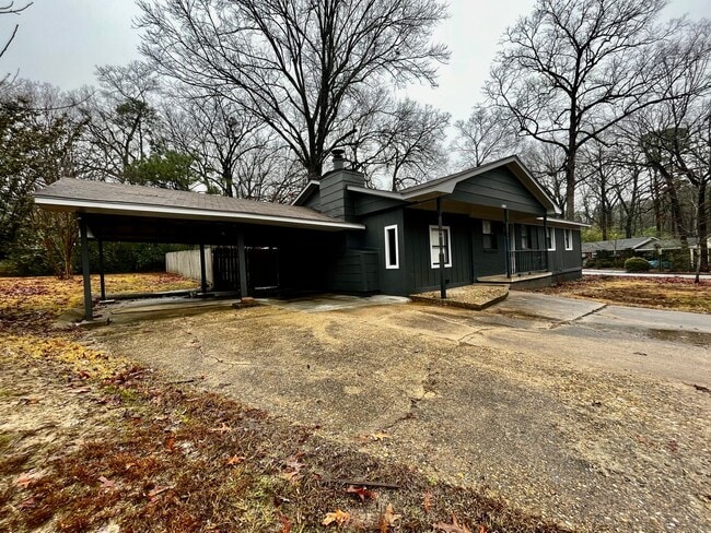 Building Photo - Beautiful 3 Bedroom 2 Bath Home