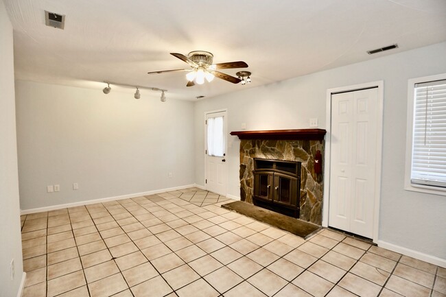 Building Photo - Upgraded Condo at Chic's beach!! Updated K...