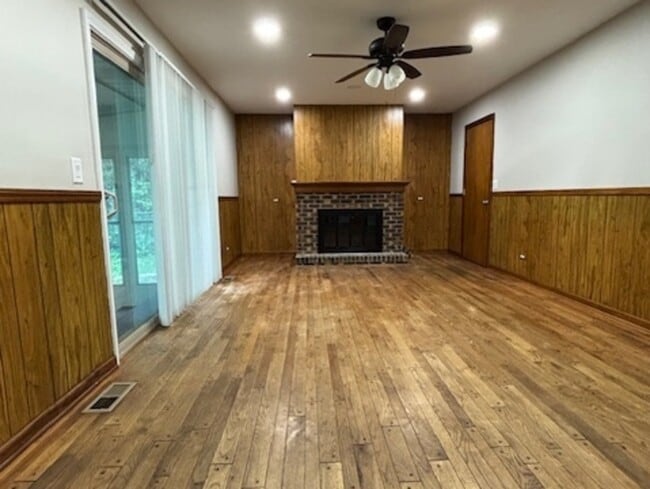 Building Photo - 654 Longview Dr