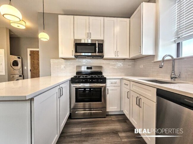 Building Photo - 2 bedroom in CHICAGO IL 60613