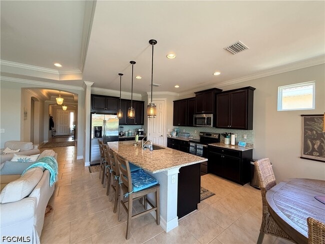 Building Photo - 3920 King Edwards St