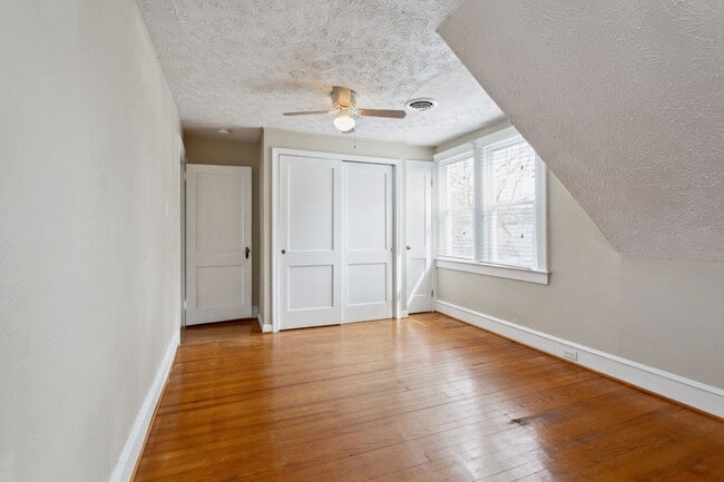Building Photo - 3307 Kenmore Dr