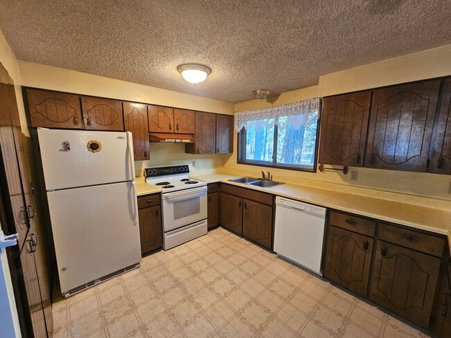 Building Photo - 66955 End Rd