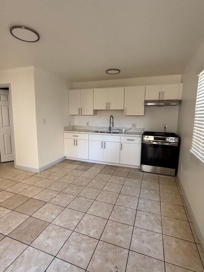 Building Photo - Beautiful Newly Renovated 1 Bedroom in Lon...