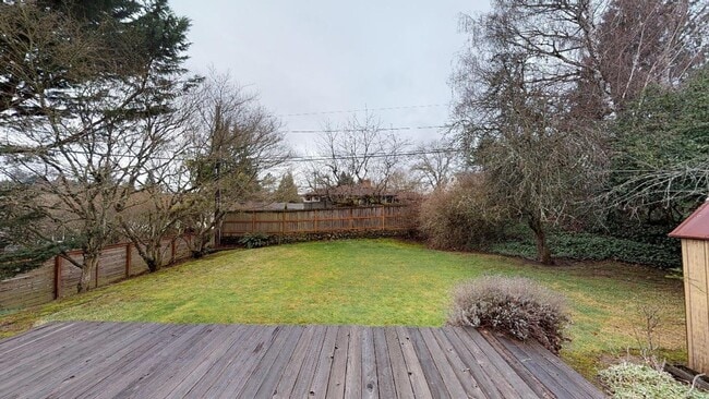 Building Photo - Multnomah Village - Single Level, Large Ya...