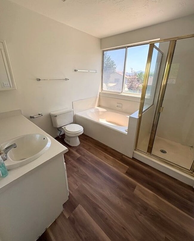Building Photo - 3 Bedroom / 2 Bath Home in Kearns!