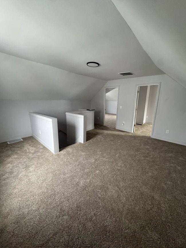 Building Photo - Welcome to this spacious 3-bedroom, 1-bathroom home located in the heart of Washington Courthouse...