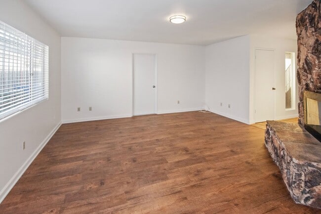 Building Photo - Available Now! Spacious 3BR, 2BA, 1,76sq.ft. 2 car garage.