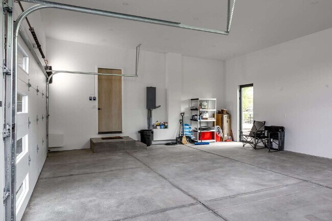 Building Photo - Modern Luxury Rental with Unobstructed Flatiron Views