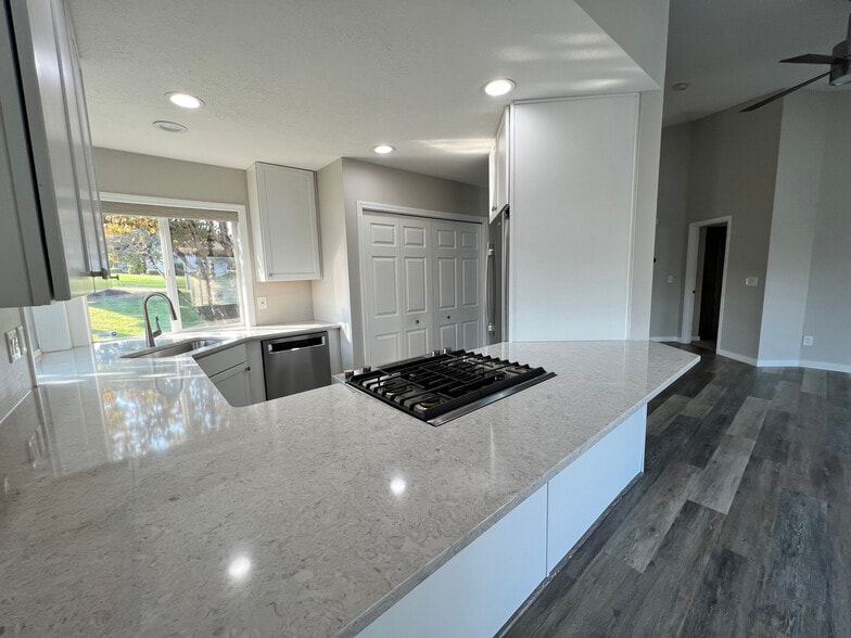 Kitchen - 5358 Summerlake St SE