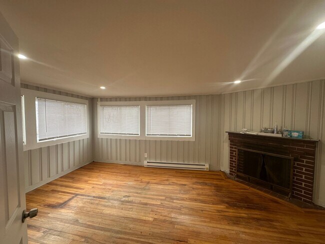 Building Photo - Renovated 4 Bedroom and 1.5 Bath