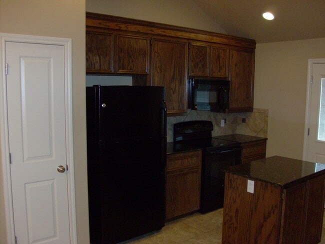 Building Photo - Available 7/13/26 Charming 2 Bed / 2 Bath Duplex Near Bunny