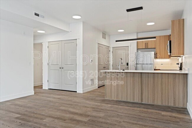 Building Photo - 3378 Washington Blvd