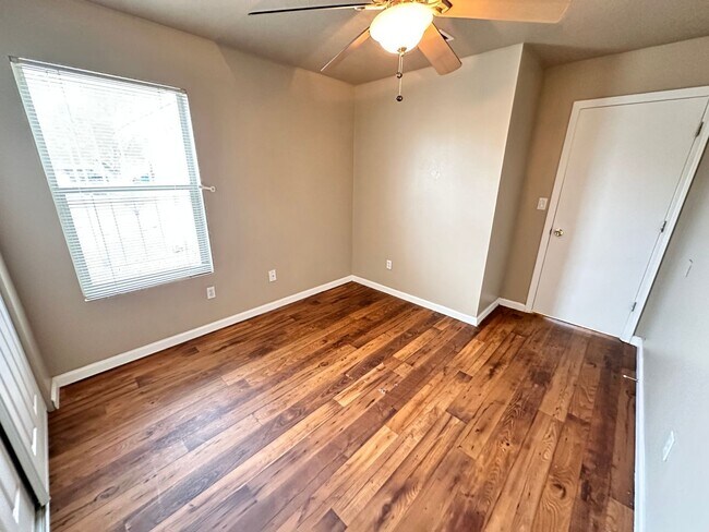 Building Photo - 3 Bedroom 2 Bathroom with 2 Car Garage
