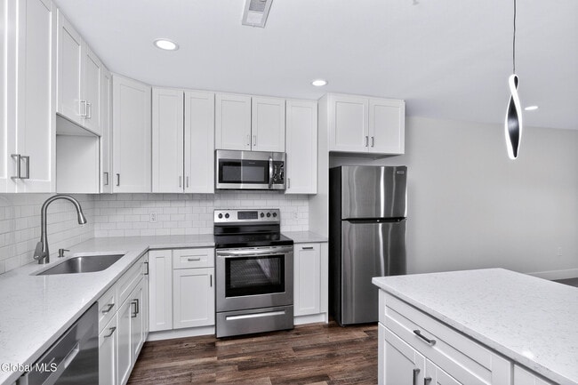 Building Photo - 6 Arrow St