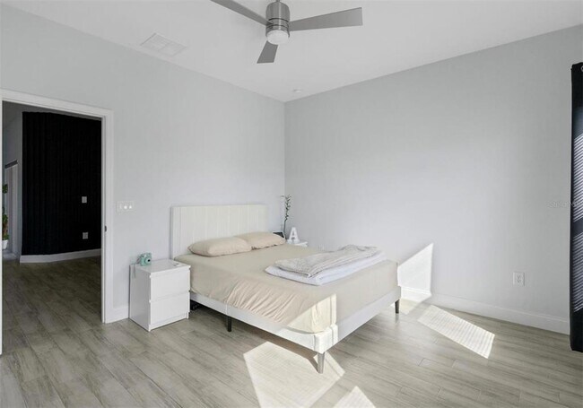 Building Photo - 817 Desmoines Pl