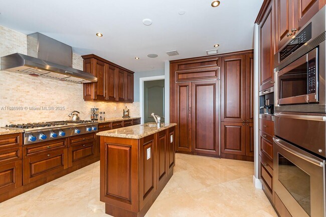 Building Photo - 3501 N Ocean Dr