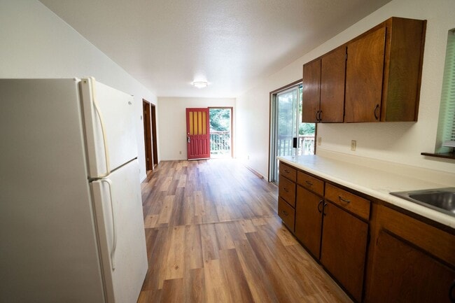 Building Photo - Remodeled 2-Bedroom Apartment for Rent