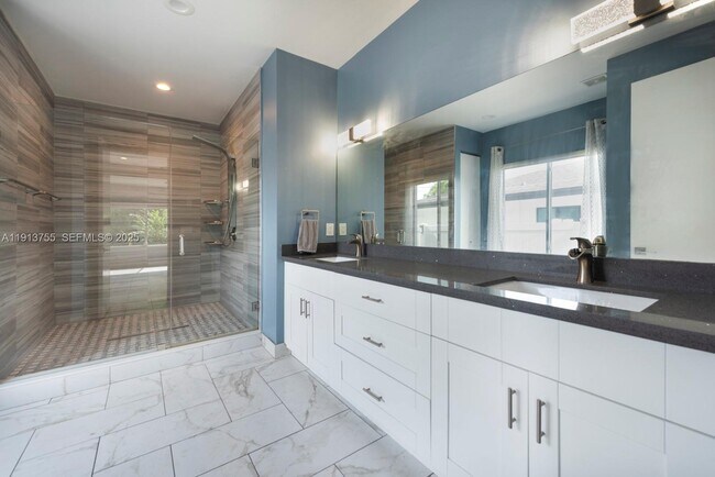 Building Photo - 4920 NE 1st Terrace