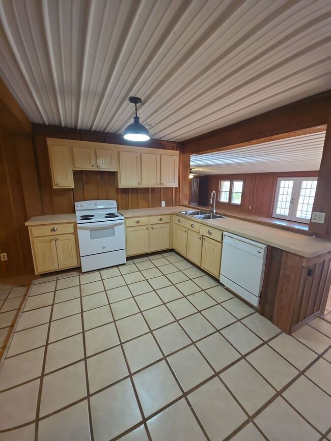 Building Photo - Peaceful 3-Bedroom Country Home with Barn and Large Front Porch in Walling, TN