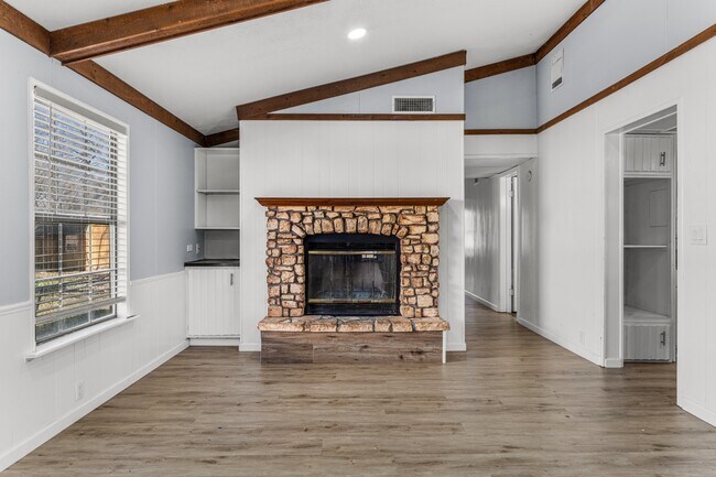 Building Photo - 204 Phillips Rd