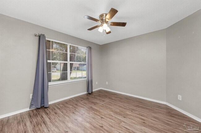 Building Photo - 5499 Chantilly Cir