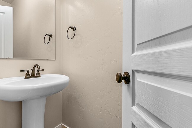 Building Photo - Beautiful 5bd/2.5ba, 3-car Tandem Garage H...
