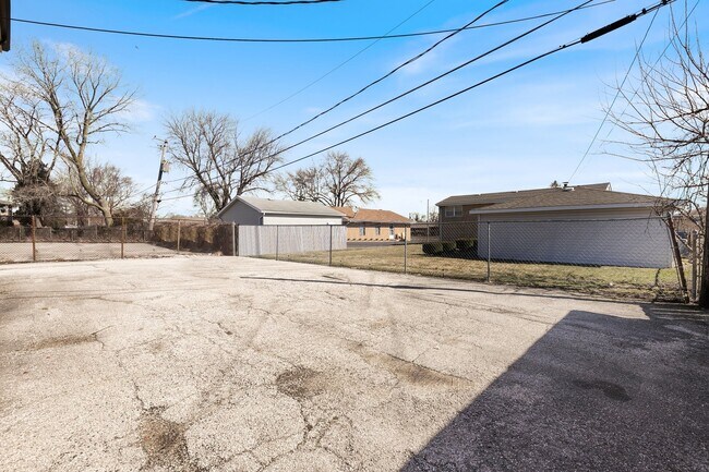 Building Photo - 7653 Roberts Rd