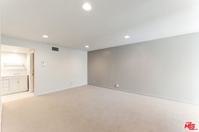 Building Photo - 17087 Palisades Cir