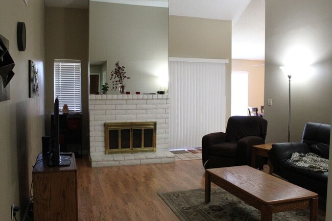 Building Photo - Cute Condo North Bakersfield